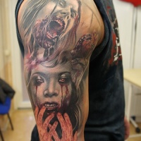 Tatuaggio colorato terribile sul deltoide i ragazzi zombi