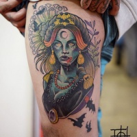Tatuaje en el muslo, mujer zombi con flores y murciélagos