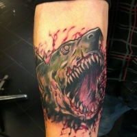 Tatuaggio colorato sul braccio lo squalo & il sangue