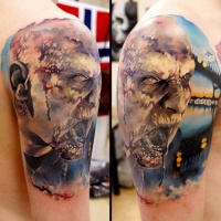 Tatuaggio colorato terribile sul deltoide il zombo