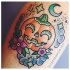 Tatuaje en la pierna,
calabaza con la luna en el cielo
