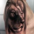 Tatuagem de ombro pintada incrível em 3D de leão firme