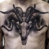 Tatuagem de peito pintado lindo 3D de crânio animal demoníaco