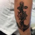 Tatuaje en el antebrazo,
ancla con timón y cuerda, colores negro blanco