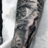 Tatuaje en el antebrazo, reloj y llave antiguos estupendos 3D