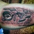 Tatuaje en el brazo,
mapa del mundo viejo con compás y inscripción