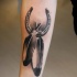3D grande dettagliato ferro di cavallo con piume tatuaggio su braccio