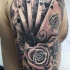 Tatuaje en el brazo,
naipes con rosa, ornamento y dados