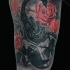 Tatuaje  de escorpión super realista con rosas en el muslo