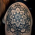 Tatuaje en el hombro, flor estilizada grande