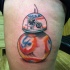 Tatuaje en el muslo,  droide BB-8 interesante de varios colores