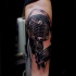 Tatuaje en el antebrazo, micrófono con auriculares excelentes, tinta negra