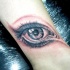 3D bello piccolo occhio triste  inchiostro nero tatuaggio su polso