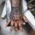 Tatuaje en la mano, cara de medusa gorgona simple