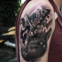Tatuaje en el brazo,
músico hermoso con guitarra eléctrica