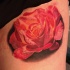 3D molto realistico rosa rosa tatuaggio su coscia