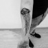 Tatuaje de medusa simple  gris  en el antebrazo