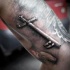 Tatuaje en el brazo, llave antigua volumétrica