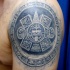 Tatuaje en el brazo, escultura maya muy realista volumétrica