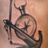 Tatuaje de ancla de acero con compás
