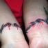 3d realistico filo spinato con sangue tatuaggio sui polsi tatuaggio