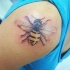 Tatuaggio 3D realistico sul deltoide l'ape