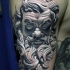 Tatuaje en el brazo, estatua  de piedra de poseidón volumétrico