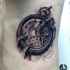 Tatuaje en el costado, reloj roto  precioso volumétrico