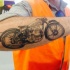 Tatuaje  de moto detallado en el antebrazo