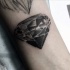 Tatuaje en el antebrazo, diamante simple de tinta negra