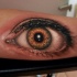 Tatuaje en el brazo de un ojo realista en 3D.