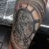 Tatuaje en la pierna, reloj antiguo volumétrico