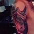Tatuaje en el hombro, guitarra eléctrica estupenda