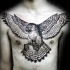 3D realistico inchiostro nero aquila volante tatuaggio su petto