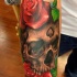 3d teschio realistico con rose rosse tatuaggio avambraccio