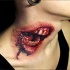 3D realistico molto dettagliato muso di mostro da sotto pelle tatuaggio su collo
