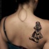 Tatuaje en el hombro, chica pequeña en el vestido, tinta negra