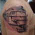 Tatuaggio del braccio superiore dipinto in stile 3D preciso del vecchio treno USSR