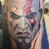 Tatuaje en la pierna,
cara de bárbaro severo con cicatriz