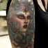 Tatuaje en el brazo, Medusa con serpienter tremendos de varios colores