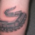 Tatuagem de perna estilo preto e cinza 3D de carrinhos de trem