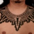 Tatuaje  de collar antiguo espectacular volumétrico