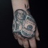 3D Stil schwarze und weiße detaillierte Dollarscheinrollen Tattoo an der Hand