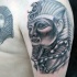 Tatuaje en el hombro, faraón fantástico volumétrico de colores negro blanco