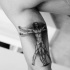 Tatuaggio di pancia in inchiostro nero stile 3D dell'uomo vitruviano disegnato da Da Vinci