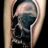 Tatuagem de perna de tinta preta de estilo 3D de grande buraco de fechadura com crânio humano