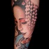 Tatuaje en el antebrazo, geisha linda con flores y estrellas