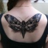 3D Stil cool aussehendes schwarzes Schmetterling Tattoo am oberen Rücken