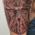 Tatuaje de brazo de estilo detallado 3D de estatua de hombre de Vitruvio