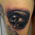 3D Stil detailliertes Oberschenkel Tattoo mit menschlichem weinendem  Auge
